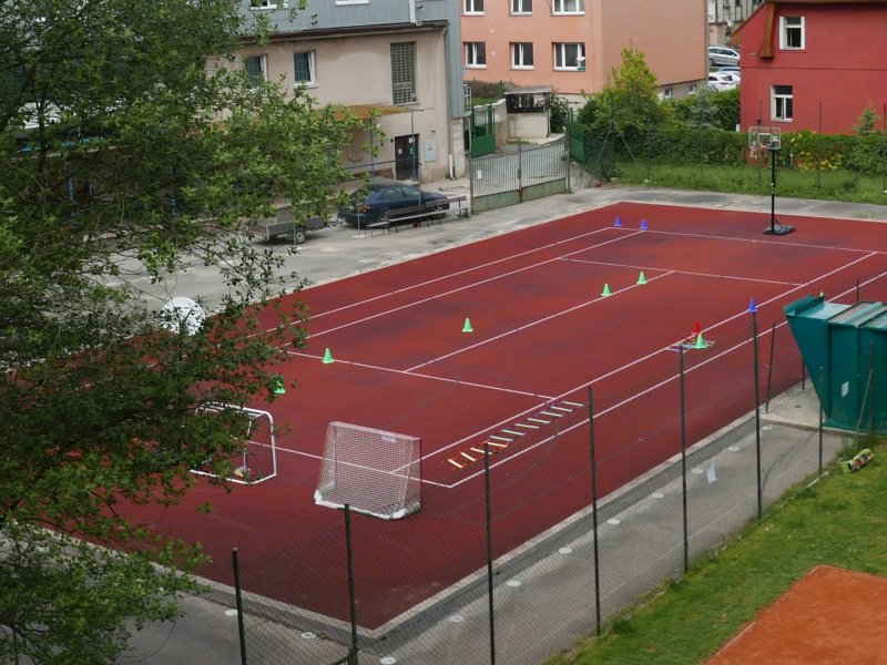 Hřiště s umělým povrchem
